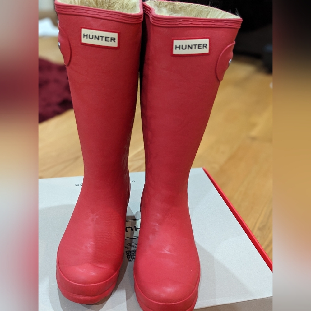 New in box Hunter Youth Pink insulated size 4B